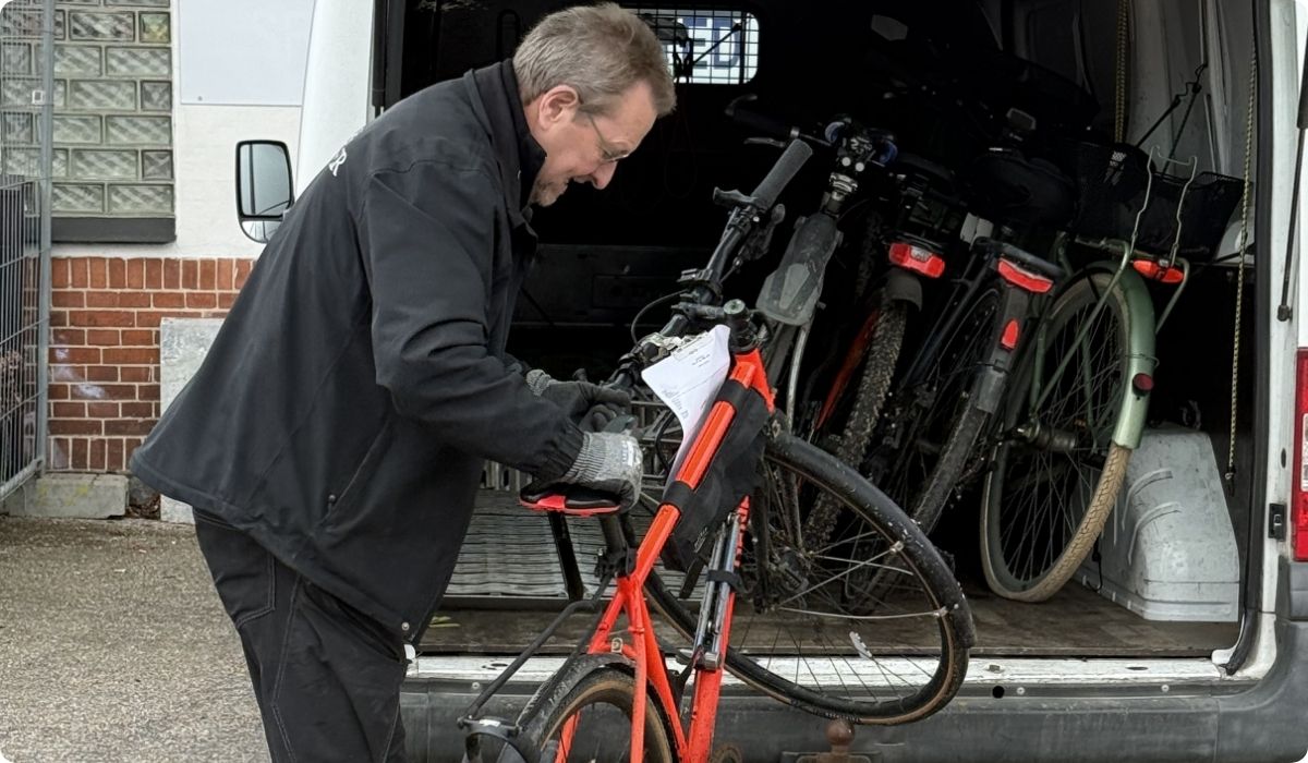 Chaufføren Leif er i fuld gang med at pakke  cyklerne